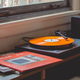 Imagen para el artículo titulado Por qué la mayoría de las personas dejan de descubrir música nueva a partir de los 30 años
